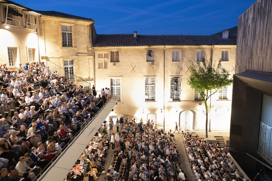 Public au Théâtre de l'Archevêché — Festival d'Aix-en-Provence 2023 © Vincent Beaume