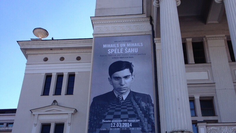 “Mikhail and Mikhail Play Chess” sur la façade de l’Opéra national de Lettonie